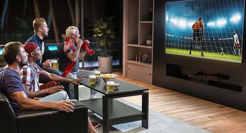 Chiếc tivi lớn giúp trải nghiệm xem bóng đá hấp dẫn hơn