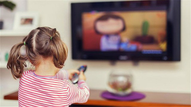 Cho trẻ xem tivi có những mặt lợi và hại riêng