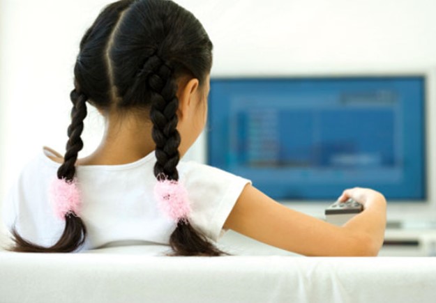 Trẻ xem tivi sớm có thể ảnh hưởng đến não bộ và hệ thần kinh