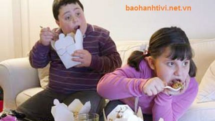 Trẻ em bị ảnh hưởng lớn nếu vừa ăn vừa xem tivi
